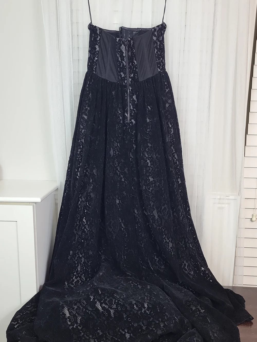 ALICE + OLIVIA Sleeveless Lace bustier Long Black evening gown. Size 0